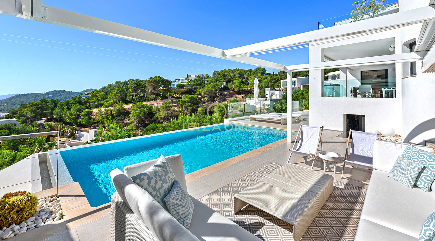 Villa de lujo de primera clase en una comunidad segura de lujo en venta en Ibiza, a pocos pasos del campo de golf.