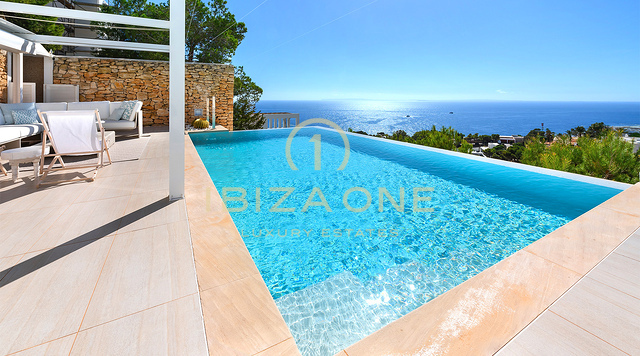 Villa de lujo de primera clase en una comunidad segura de lujo en venta en Ibiza, a pocos pasos del campo de golf.