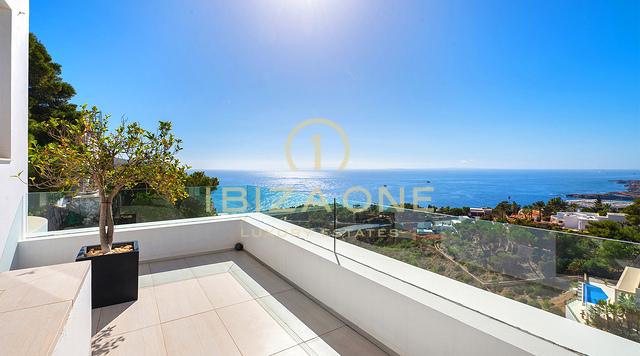 Villa de lujo de primera clase en una comunidad segura de lujo en venta en Ibiza, a pocos pasos del campo de golf.
