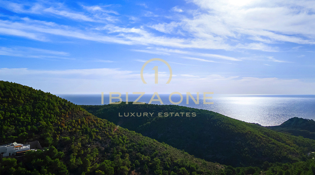 Nieuw gebouwde, ongeëvenaarde luxe villa met spectaculair uitzicht en een stijlvol gastenverblijf te koop, Ibiza - Een paar minuten met de auto naar het zandstrand Cala Olivera met zijn charmante chiringuito