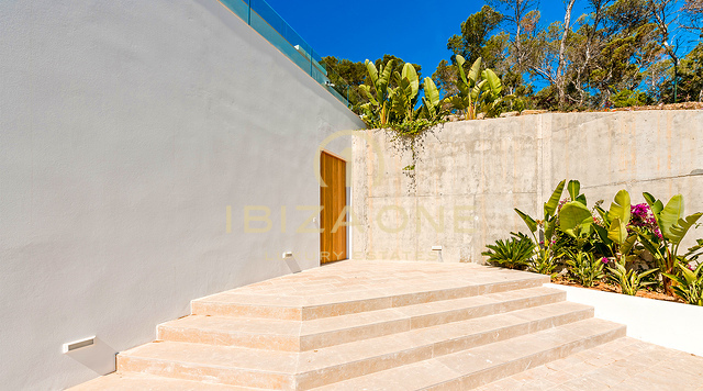 Nieuw gebouwde, ongeëvenaarde luxe villa met spectaculair uitzicht en een stijlvol gastenverblijf te koop, Ibiza - Een paar minuten met de auto naar het zandstrand Cala Olivera met zijn charmante chiringuito