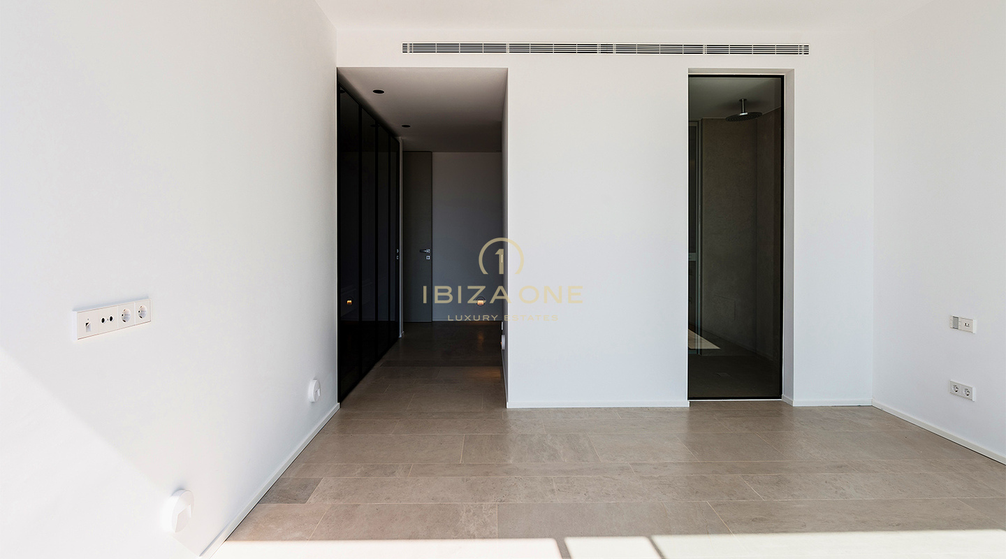 Nieuw gebouwde, ongeëvenaarde luxe villa met spectaculair uitzicht en een stijlvol gastenverblijf te koop, Ibiza - Een paar minuten met de auto naar het zandstrand Cala Olivera met zijn charmante chiringuito