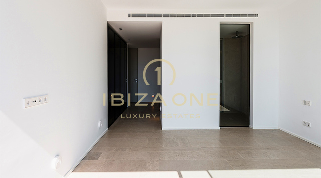 Nieuw gebouwde, ongeëvenaarde luxe villa met spectaculair uitzicht en een stijlvol gastenverblijf te koop, Ibiza - Een paar minuten met de auto naar het zandstrand Cala Olivera met zijn charmante chiringuito