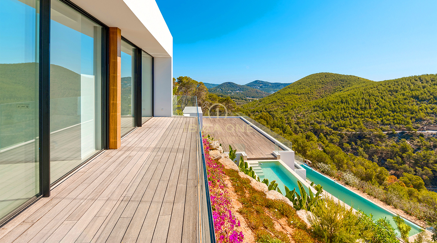 Villa di lusso di nuova costruzione, senza eguali, con viste spettacolari e un'elegante guest house in vendita, Ibiza - A pochi minuti di auto dalla spiaggia sabbiosa di Cala Olivera con il suo affascinante chiringuito