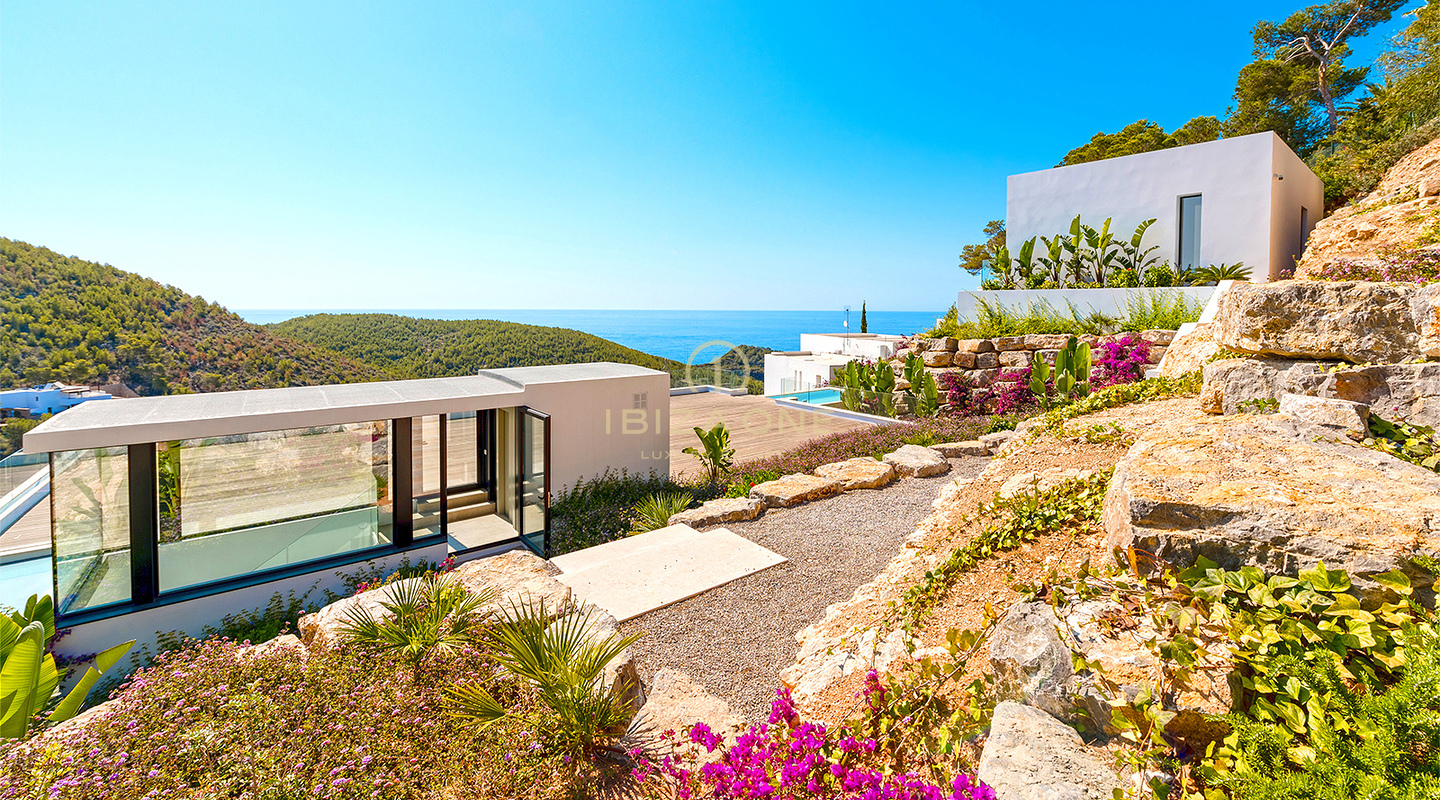 Villa di lusso di nuova costruzione, senza eguali, con viste spettacolari e un'elegante guest house in vendita, Ibiza - A pochi minuti di auto dalla spiaggia sabbiosa di Cala Olivera con il suo affascinante chiringuito