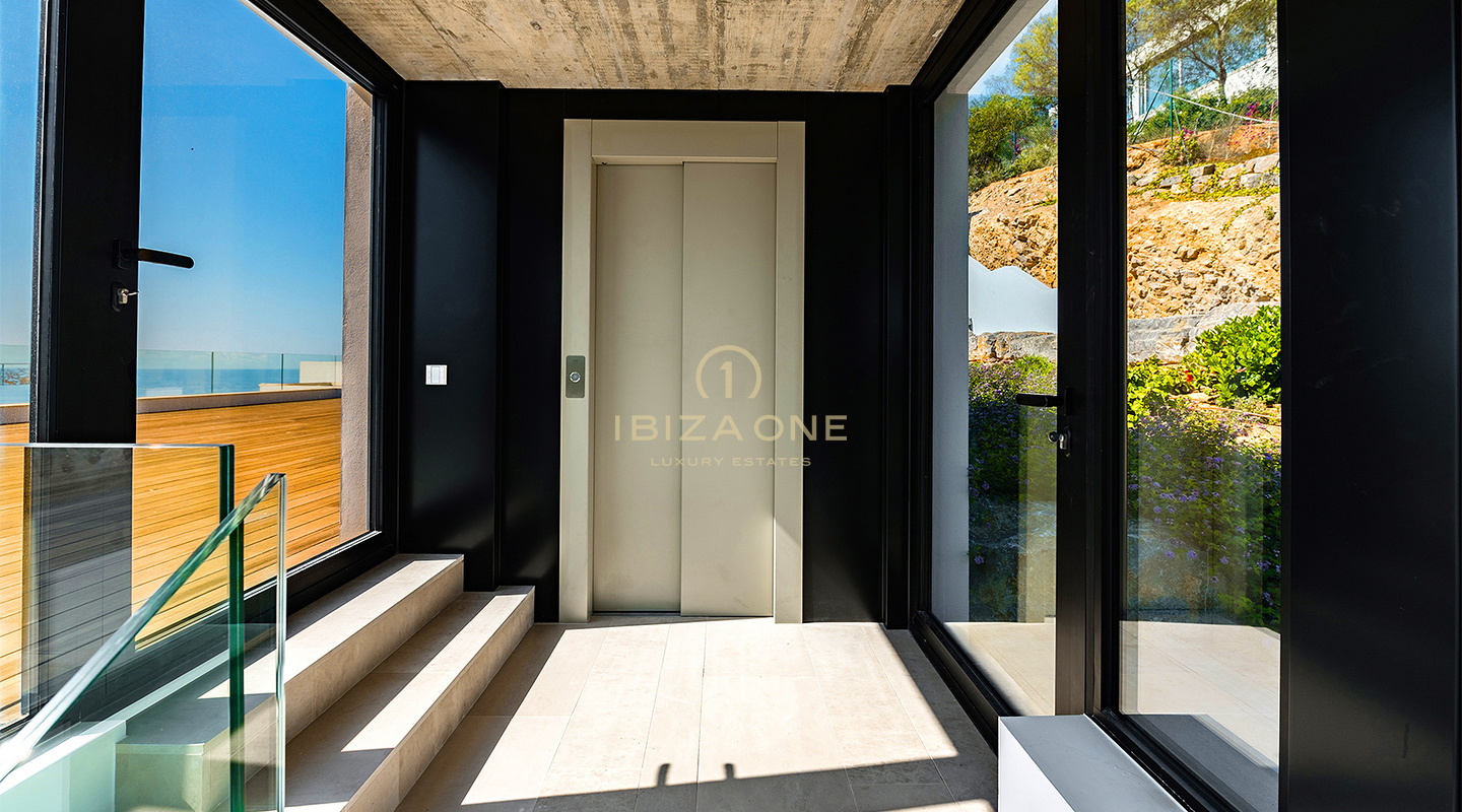 Villa di lusso di nuova costruzione, senza eguali, con viste spettacolari e un'elegante guest house in vendita, Ibiza - A pochi minuti di auto dalla spiaggia sabbiosa di Cala Olivera con il suo affascinante chiringuito