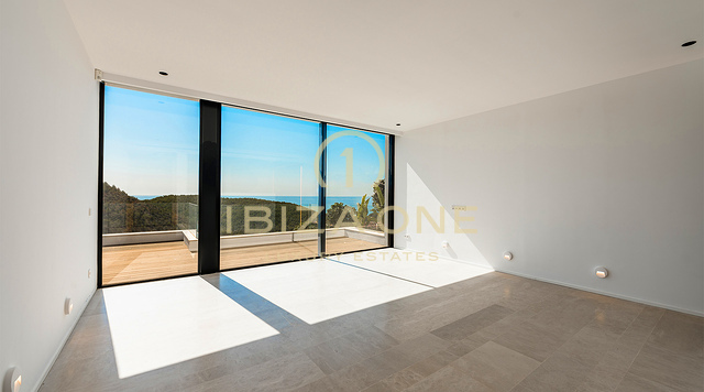 Nieuw gebouwde, ongeëvenaarde luxe villa met spectaculair uitzicht en een stijlvol gastenverblijf te koop, Ibiza - Een paar minuten met de auto naar het zandstrand Cala Olivera met zijn charmante chiringuito