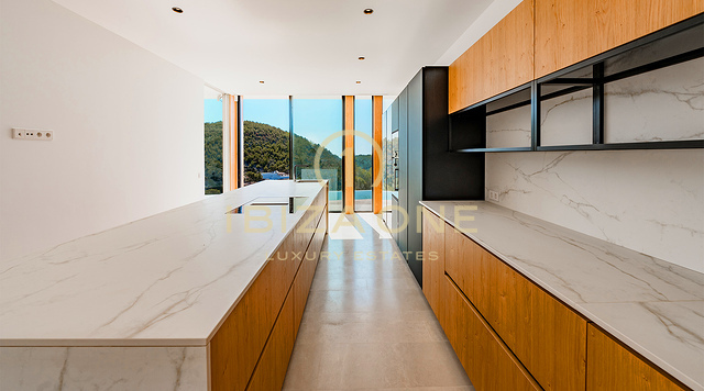 Nieuw gebouwde, ongeëvenaarde luxe villa met spectaculair uitzicht en een stijlvol gastenverblijf te koop, Ibiza - Een paar minuten met de auto naar het zandstrand Cala Olivera met zijn charmante chiringuito