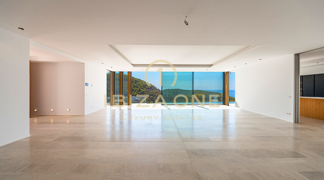 Nieuw gebouwde, ongeëvenaarde luxe villa met spectaculair uitzicht en een stijlvol gastenverblijf te koop, Ibiza - Een paar minuten met de auto naar het zandstrand Cala Olivera met zijn charmante chiringuito