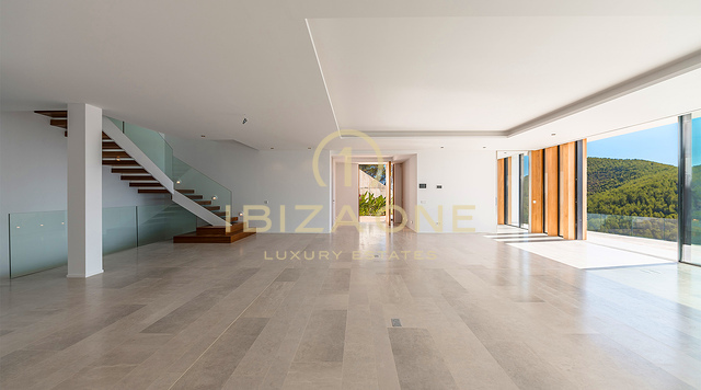 Nieuw gebouwde, ongeëvenaarde luxe villa met spectaculair uitzicht en een stijlvol gastenverblijf te koop, Ibiza - Een paar minuten met de auto naar het zandstrand Cala Olivera met zijn charmante chiringuito