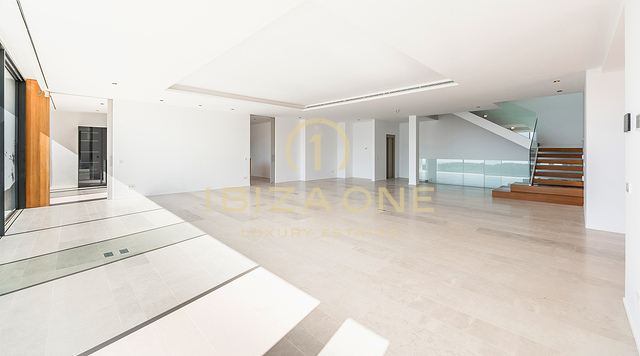 Nieuw gebouwde, ongeëvenaarde luxe villa met spectaculair uitzicht en een stijlvol gastenverblijf te koop, Ibiza - Een paar minuten met de auto naar het zandstrand Cala Olivera met zijn charmante chiringuito