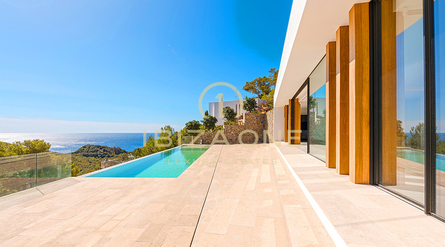 Nieuw gebouwde, ongeëvenaarde luxe villa met spectaculair uitzicht en een stijlvol gastenverblijf te koop, Ibiza - Een paar minuten met de auto naar het zandstrand Cala Olivera met zijn charmante chiringuito