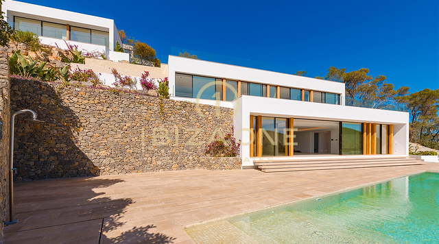 Nieuw gebouwde, ongeëvenaarde luxe villa met spectaculair uitzicht en een stijlvol gastenverblijf te koop, Ibiza - Een paar minuten met de auto naar het zandstrand Cala Olivera met zijn charmante chiringuito