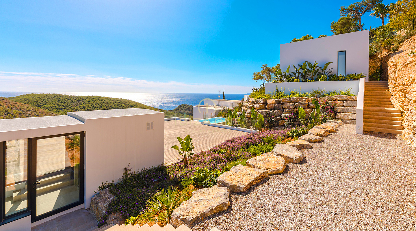Villa de luxe nouvellement construite, inégalée avec des vues spectaculaires et une maison d'hôtes élégante à vendre, Ibiza - À quelques minutes en voiture de la plage de sable Cala Olivera avec son charmant Chiringuito