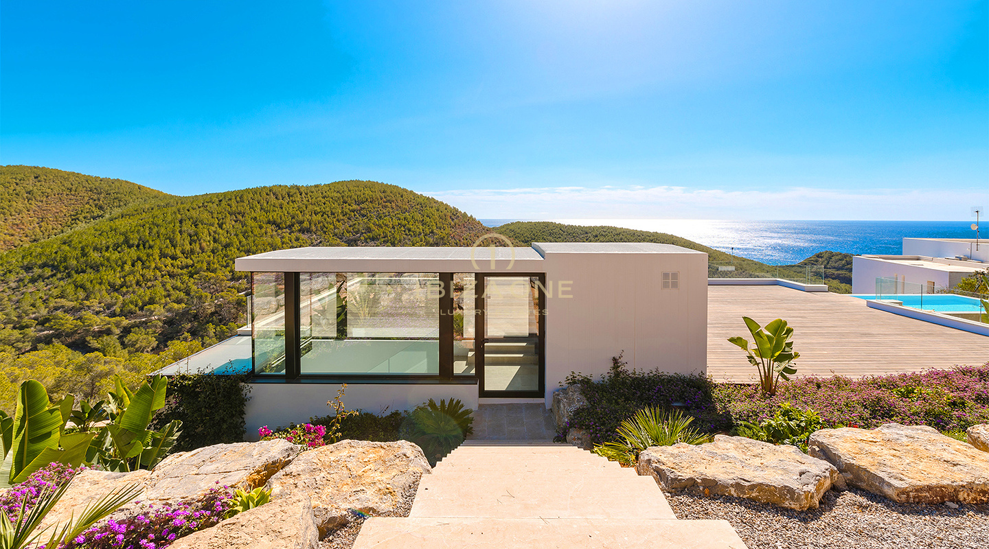 Nieuw gebouwde, ongeëvenaarde luxe villa met spectaculair uitzicht en een stijlvol gastenverblijf te koop, Ibiza - Een paar minuten met de auto naar het zandstrand Cala Olivera met zijn charmante chiringuito