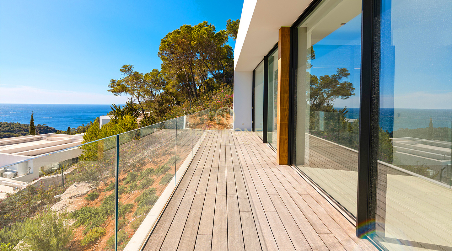Nieuw gebouwde, ongeëvenaarde luxe villa met spectaculair uitzicht en een stijlvol gastenverblijf te koop, Ibiza - Een paar minuten met de auto naar het zandstrand Cala Olivera met zijn charmante chiringuito