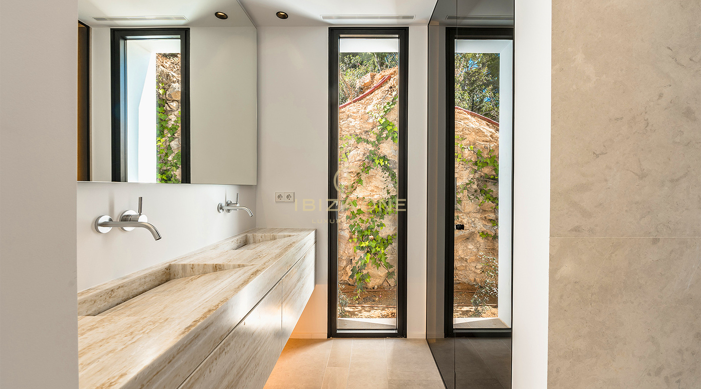Villa de lujo de nueva construcción, inigualable, con vistas espectaculares y una elegante casa de invitados en venta, Ibiza - A pocos minutos en coche de la playa de arena de Cala Olivera con su encantador chiringuito
