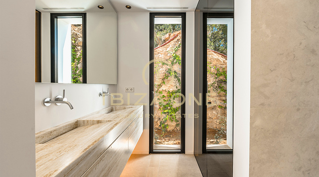 Villa de luxe nouvellement construite, inégalée avec des vues spectaculaires et une maison d'hôtes élégante à vendre, Ibiza - À quelques minutes en voiture de la plage de sable Cala Olivera avec son charmant Chiringuito