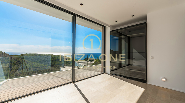 Nieuw gebouwde, ongeëvenaarde luxe villa met spectaculair uitzicht en een stijlvol gastenverblijf te koop, Ibiza - Een paar minuten met de auto naar het zandstrand Cala Olivera met zijn charmante chiringuito