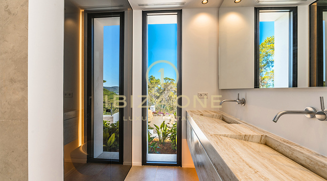 Nieuw gebouwde, ongeëvenaarde luxe villa met spectaculair uitzicht en een stijlvol gastenverblijf te koop, Ibiza - Een paar minuten met de auto naar het zandstrand Cala Olivera met zijn charmante chiringuito