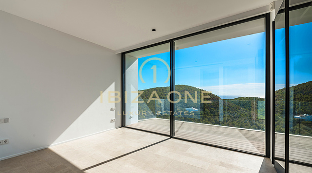 Nieuw gebouwde, ongeëvenaarde luxe villa met spectaculair uitzicht en een stijlvol gastenverblijf te koop, Ibiza - Een paar minuten met de auto naar het zandstrand Cala Olivera met zijn charmante chiringuito