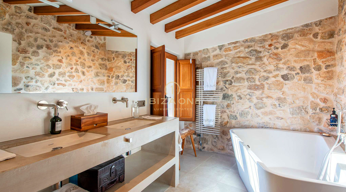 Edificio de lujo del siglo XVI rejuvenecido que mantiene su encanto histórico e incorpora comodidades modernas en venta, Ibiza