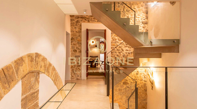 Lussuoso edificio del XVI secolo ristrutturato che mantiene il suo fascino storico e incorpora comfort moderni in vendita, Ibiza