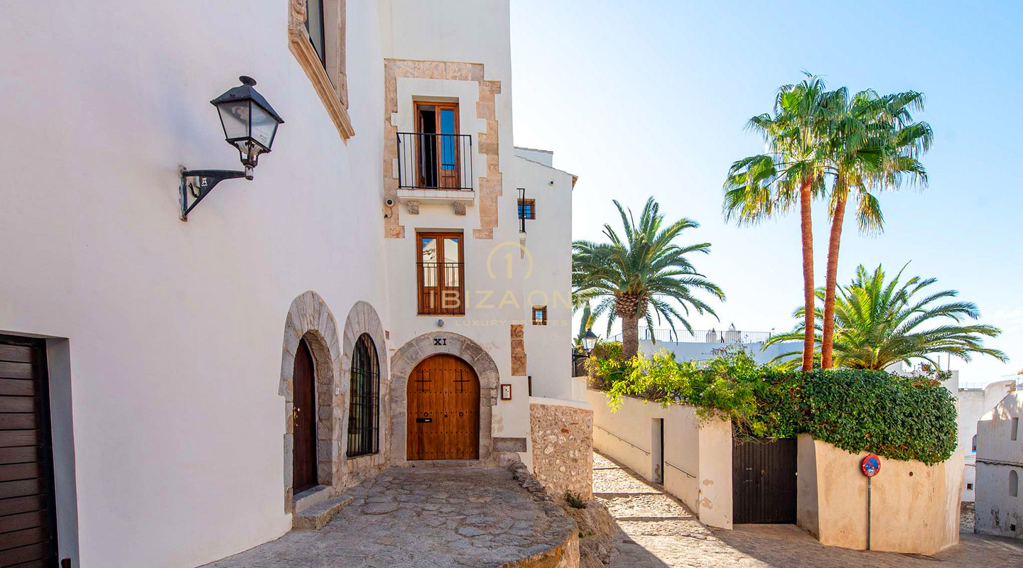 Gerenoveerd 16e-eeuws luxe gebouw dat zijn historische allure heeft behouden en moderne gemakken heeft geïntegreerd, te koop op Ibiza