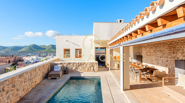 Edificio de lujo del siglo XVI rejuvenecido que mantiene su encanto histórico e incorpora comodidades modernas en venta, Ibiza