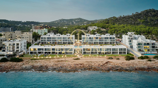 Appartement de luxe en première ligne de mer dans un complexe prestigieux en bord de mer, avec vue sur le coucher de soleil, Ibiza
Réservé
