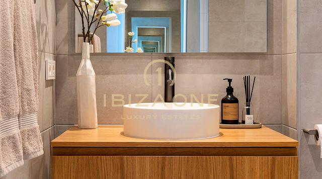 Appartamento ultra-lussuoso in prima linea sul mare in un prestigioso complesso fronte mare in vendita - con vista sul tramonto, Ibiza
Prenotato