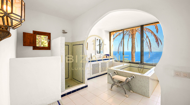 Prachtige luxe villa op Ibiza met panoramisch uitzicht op zee te koop, Ibiza