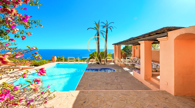 Prachtige luxe villa op Ibiza met panoramisch uitzicht op zee te koop, Ibiza