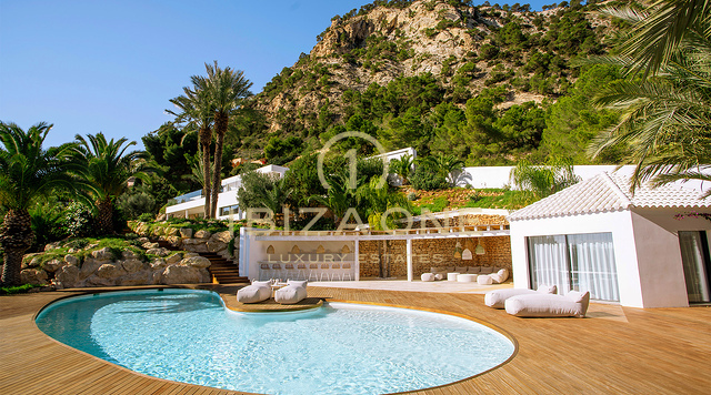Preciosa y lujosa villa moderna en la urbanización privada más exclusiva de Ibiza en alquiler, Ibiza - Acceso al mar a solo unos pasos.