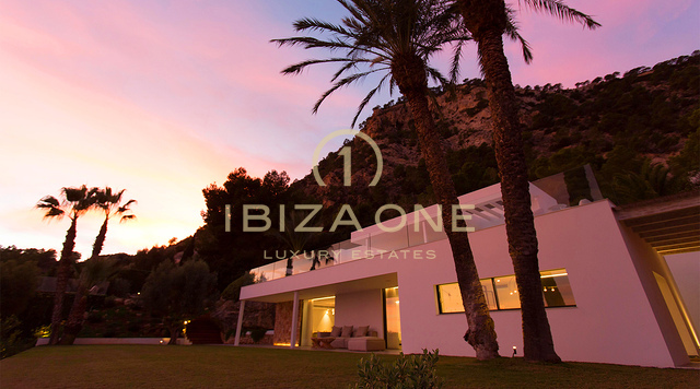 Preciosa y lujosa villa moderna en la urbanización privada más exclusiva de Ibiza en alquiler, Ibiza - Acceso al mar a solo unos pasos.