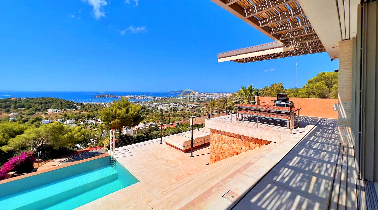 Preciosa y muy moderna villa de lujo en la exclusiva comunidad cerrada de Can Rimbau con maravillosas vistas al mar en venta, Ibiza