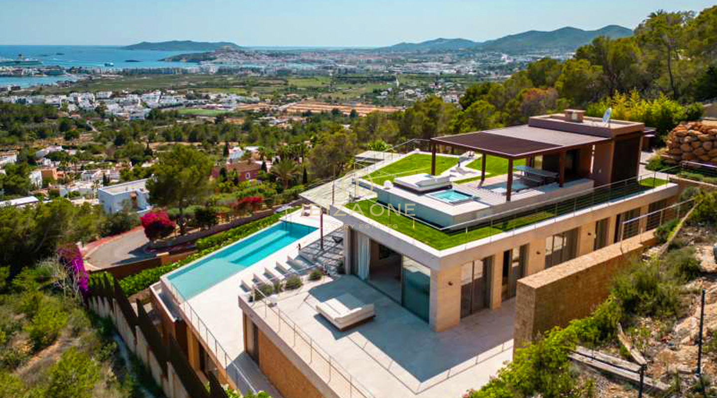 Preciosa y muy moderna villa de lujo en la exclusiva comunidad cerrada de Can Rimbau con maravillosas vistas al mar en venta, Ibiza