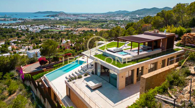 Bellissima e modernissima villa di lusso nell'esclusiva comunità recintata di Can Rimbau con splendida vista sul mare in vendita, Ibiza