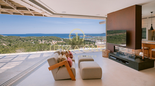 Prachtige en zeer moderne luxe villa in de exclusieve gated community van Can Rimbau met prachtig uitzicht op zee te koop, Ibiza