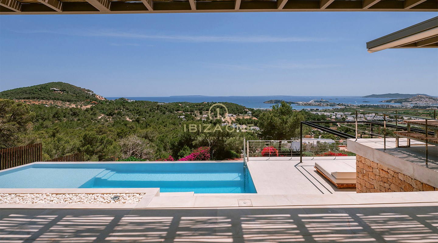 Preciosa y muy moderna villa de lujo en la exclusiva comunidad cerrada de Can Rimbau con maravillosas vistas al mar en venta, Ibiza