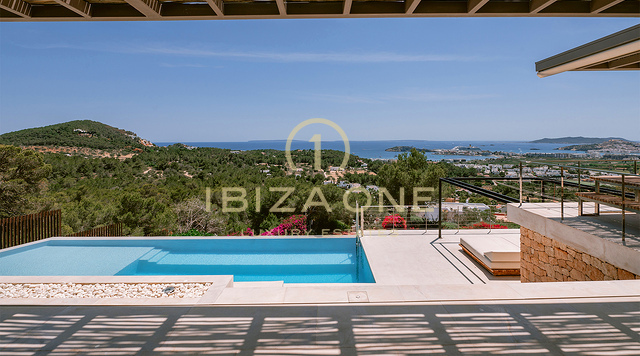 Prachtige en zeer moderne luxe villa in de exclusieve gated community van Can Rimbau met prachtig uitzicht op zee te koop, Ibiza