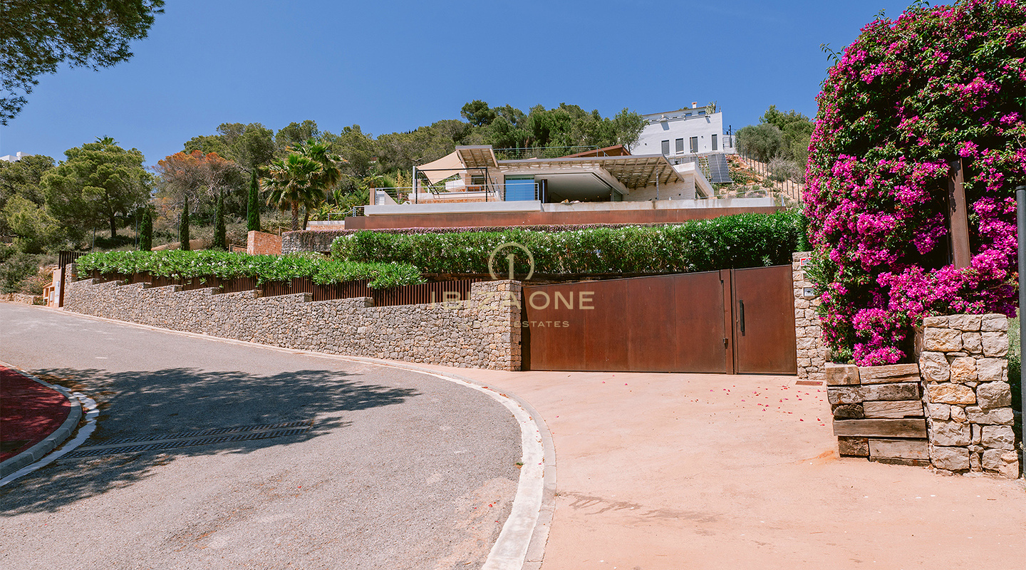 Preciosa y muy moderna villa de lujo en la exclusiva comunidad cerrada de Can Rimbau con maravillosas vistas al mar en venta, Ibiza
