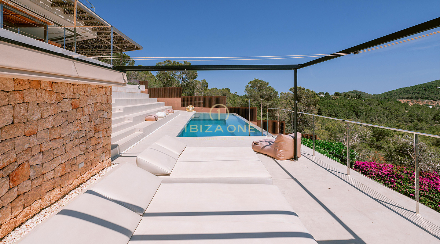 Preciosa y muy moderna villa de lujo en la exclusiva comunidad cerrada de Can Rimbau con maravillosas vistas al mar en venta, Ibiza