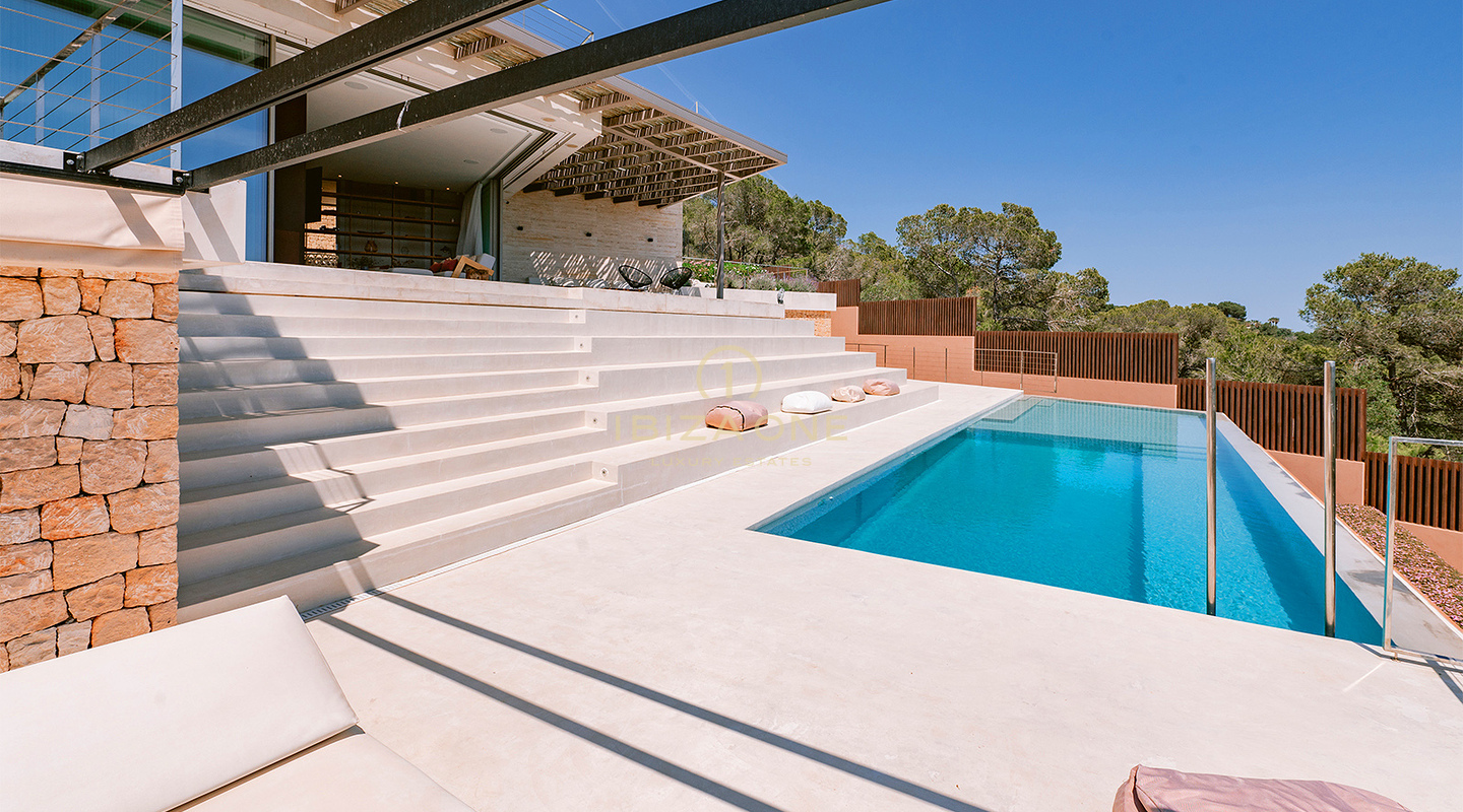 Preciosa y muy moderna villa de lujo en la exclusiva comunidad cerrada de Can Rimbau con maravillosas vistas al mar en venta, Ibiza