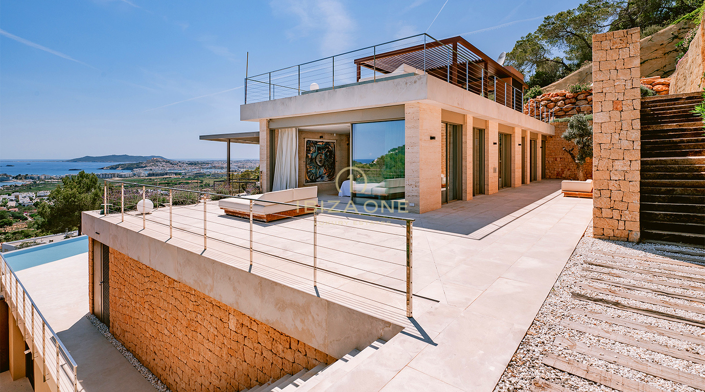 Preciosa y muy moderna villa de lujo en la exclusiva comunidad cerrada de Can Rimbau con maravillosas vistas al mar en venta, Ibiza