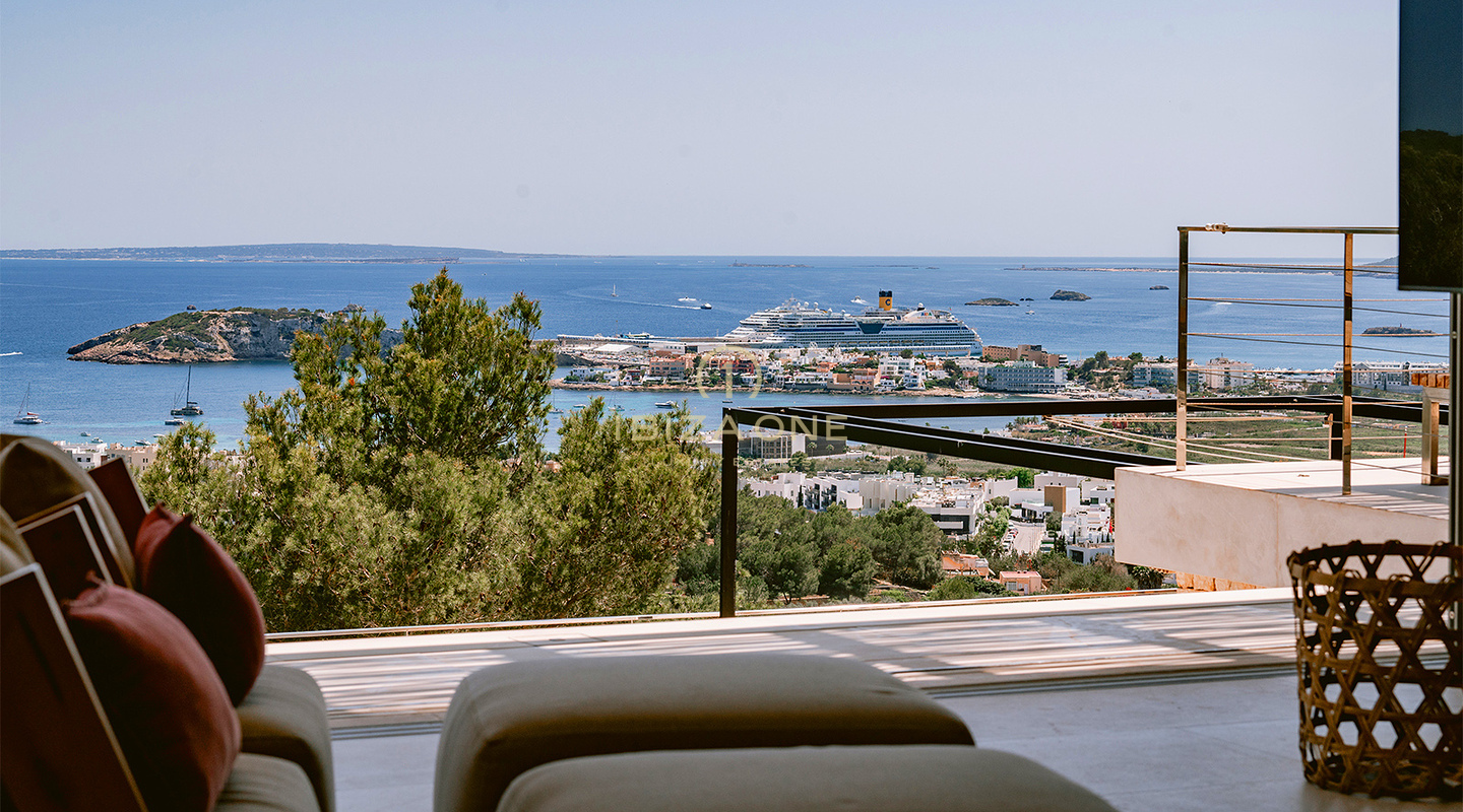 Bellissima e modernissima villa di lusso nell'esclusiva comunità recintata di Can Rimbau con splendida vista sul mare in vendita, Ibiza