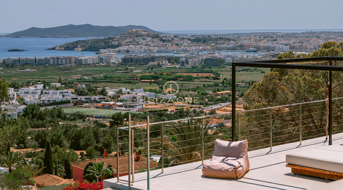 Belle et très moderne villa de luxe dans la communauté fermée exclusive de Can Rimbau avec une vue magnifique sur la mer à vendre, Ibiza
