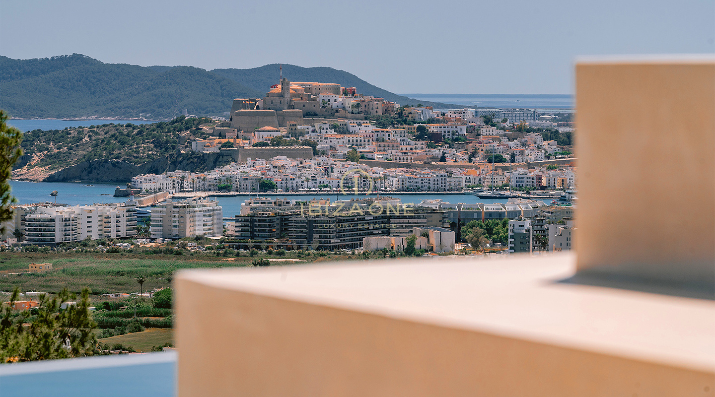 Bellissima e modernissima villa di lusso nell'esclusiva comunità recintata di Can Rimbau con splendida vista sul mare in vendita, Ibiza