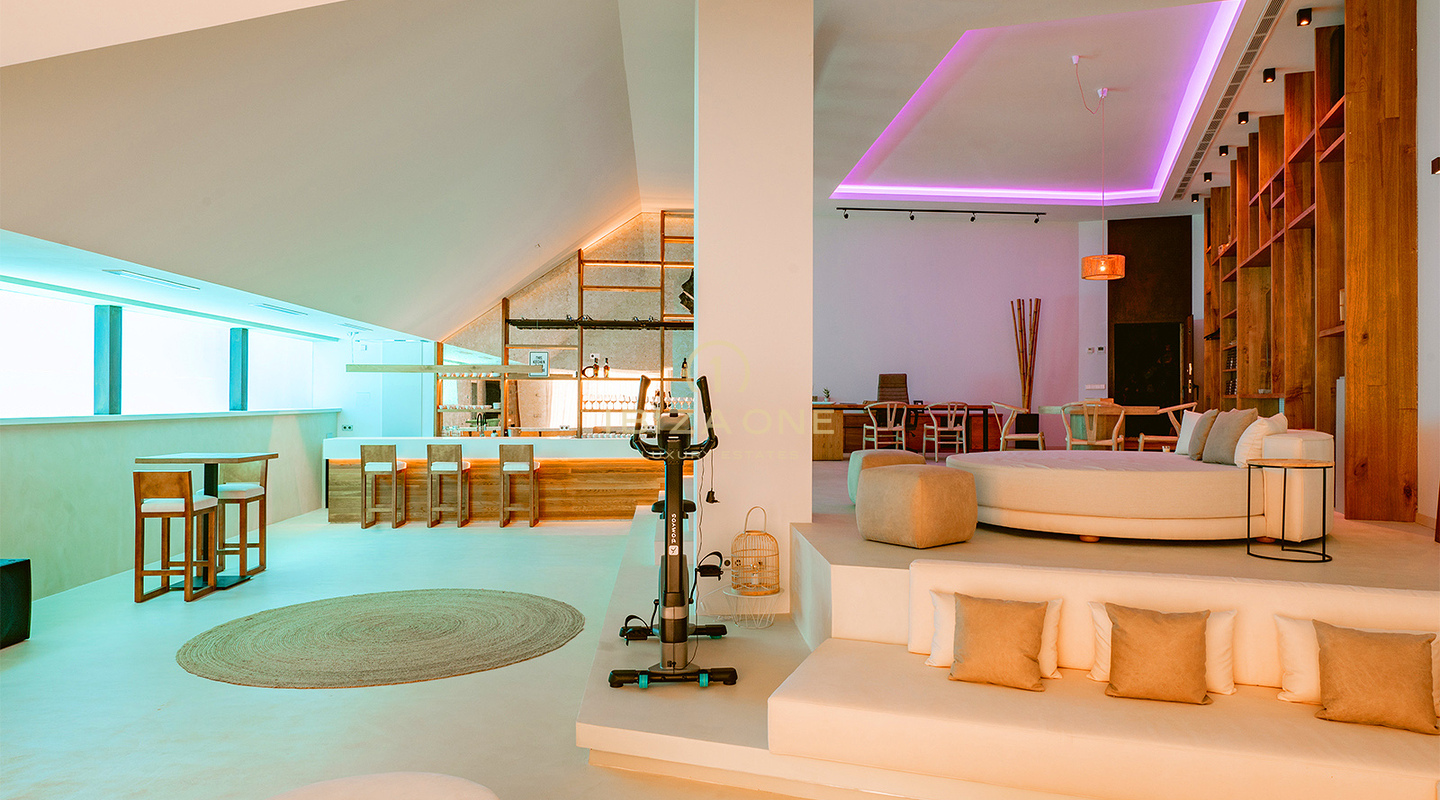 Preciosa y muy moderna villa de lujo en la exclusiva comunidad cerrada de Can Rimbau con maravillosas vistas al mar en venta, Ibiza