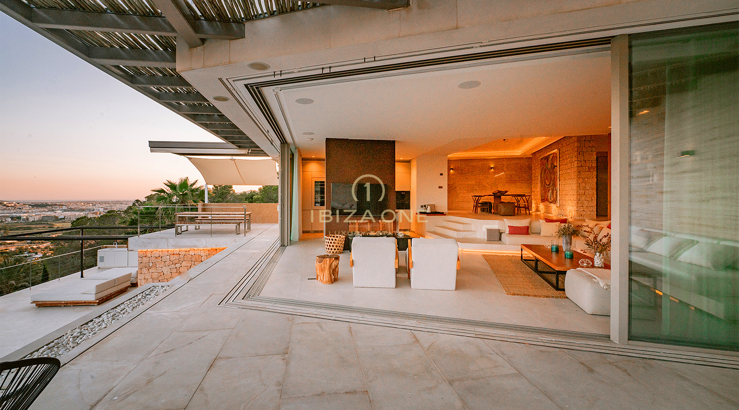 Preciosa y muy moderna villa de lujo en la exclusiva comunidad cerrada de Can Rimbau con maravillosas vistas al mar en venta, Ibiza